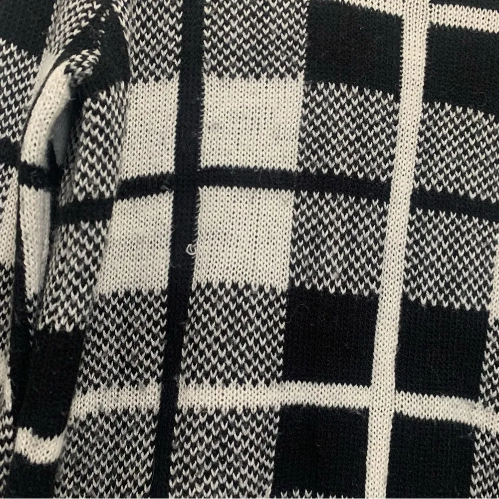 Timing White and Black Sweater Size Small - Image 8