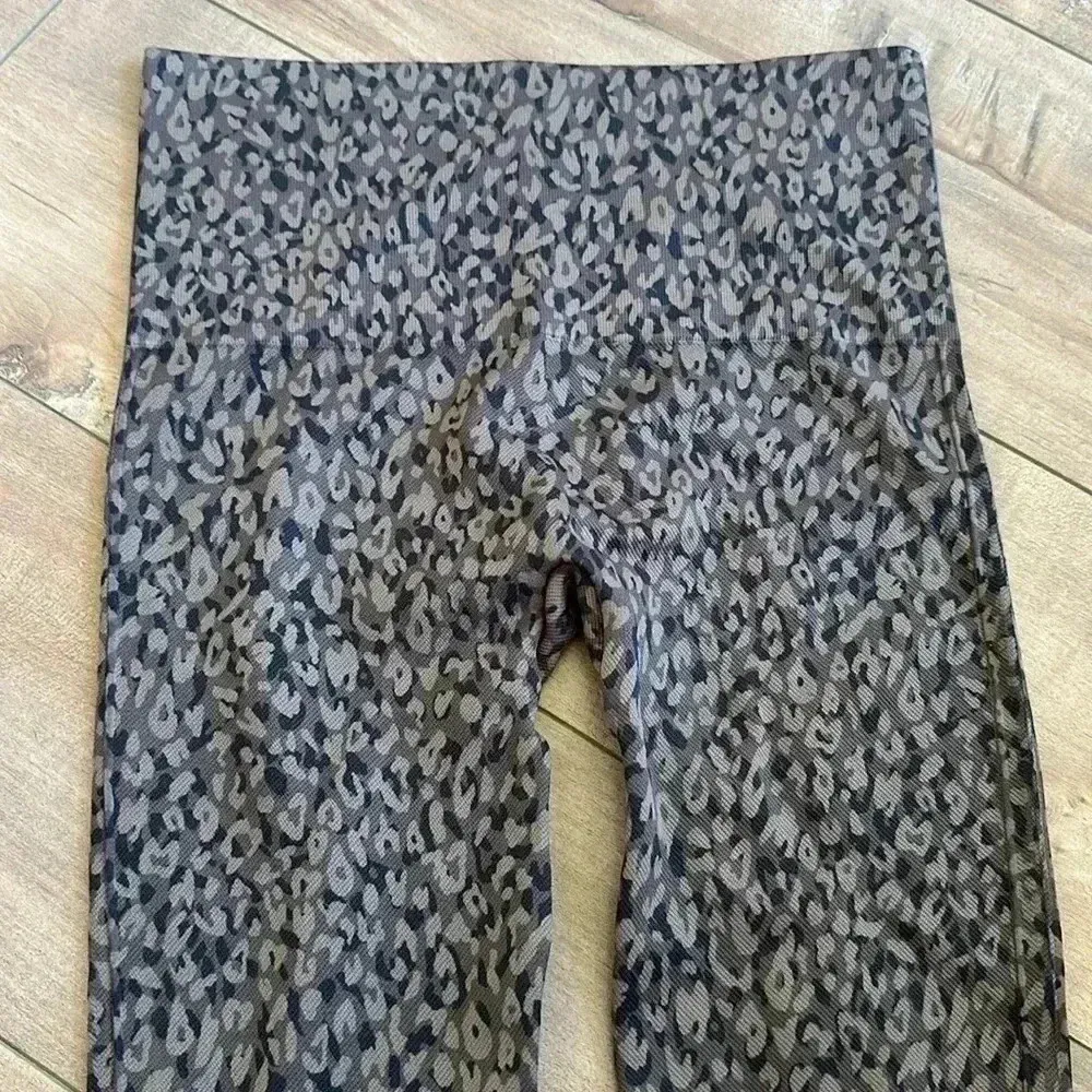 Spanx Seamless Mini Leopard Print Leggings Sz XS - Image 5
