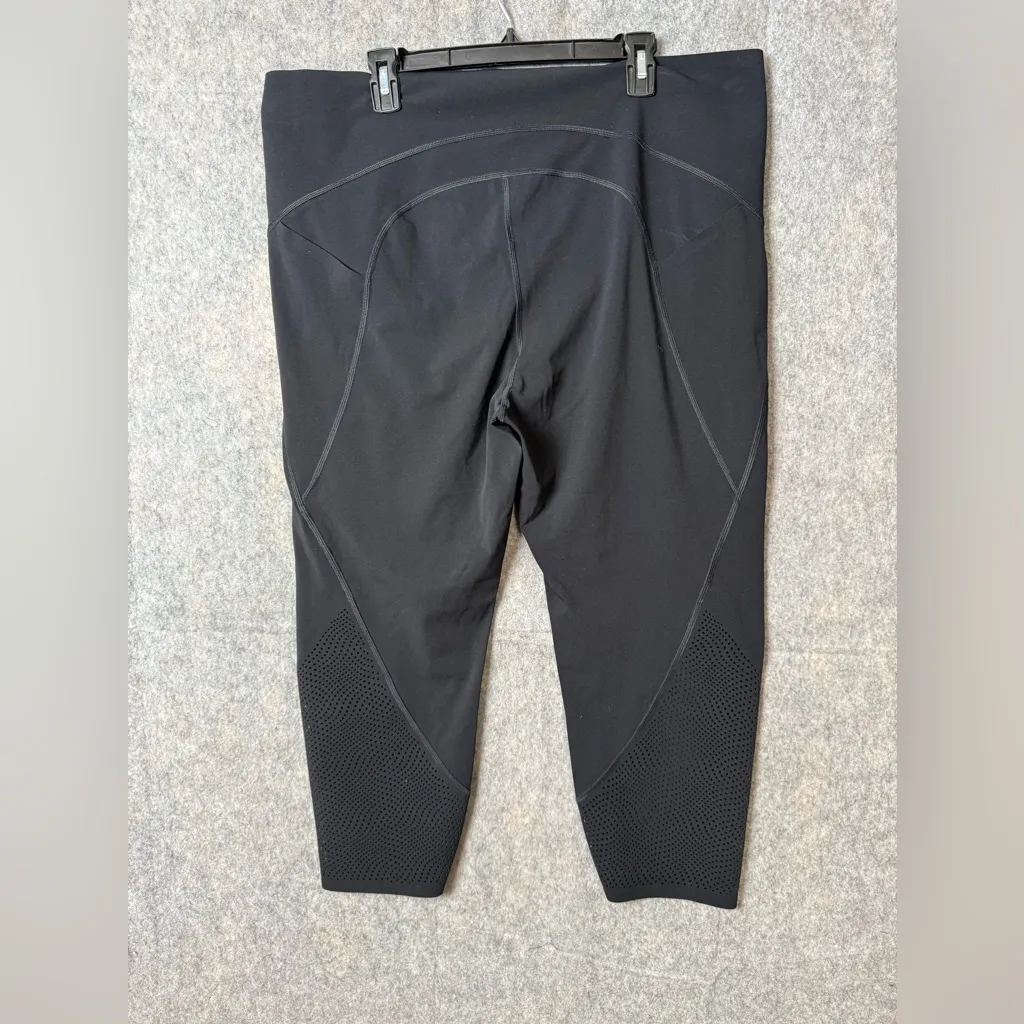 Spanx Woman Plus Size 3X Black molding capri lightweight Leggings. - Image 6