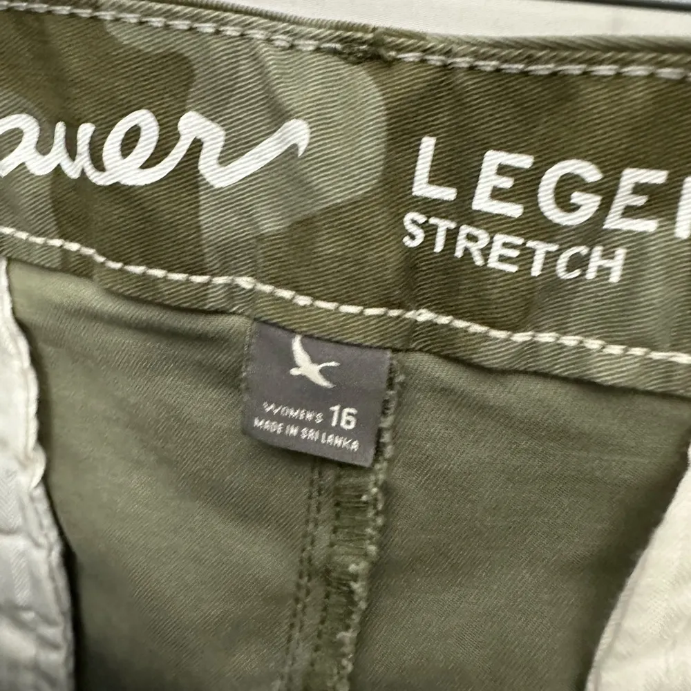 Eddie Bauer Legend Wash Slightly Curvy Camo Shorts Size 16 Army Green - Image 4