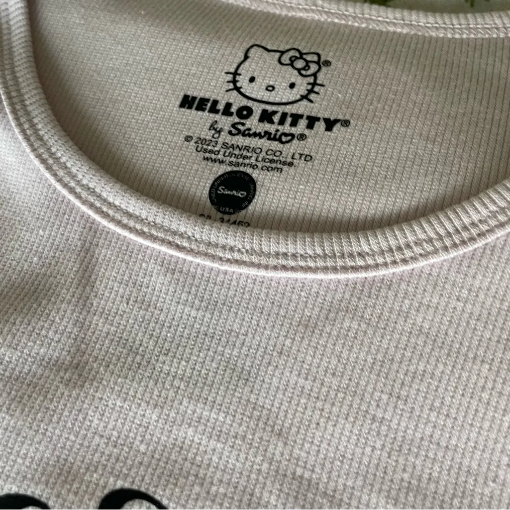 NWOT HELLO KITTY SANRIO TANK TOP SIZE LARGE - Image 5