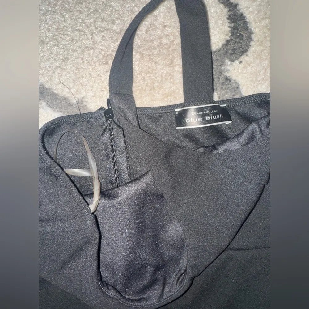 Blue Blush Black One-Shoulder Romper - Image 4