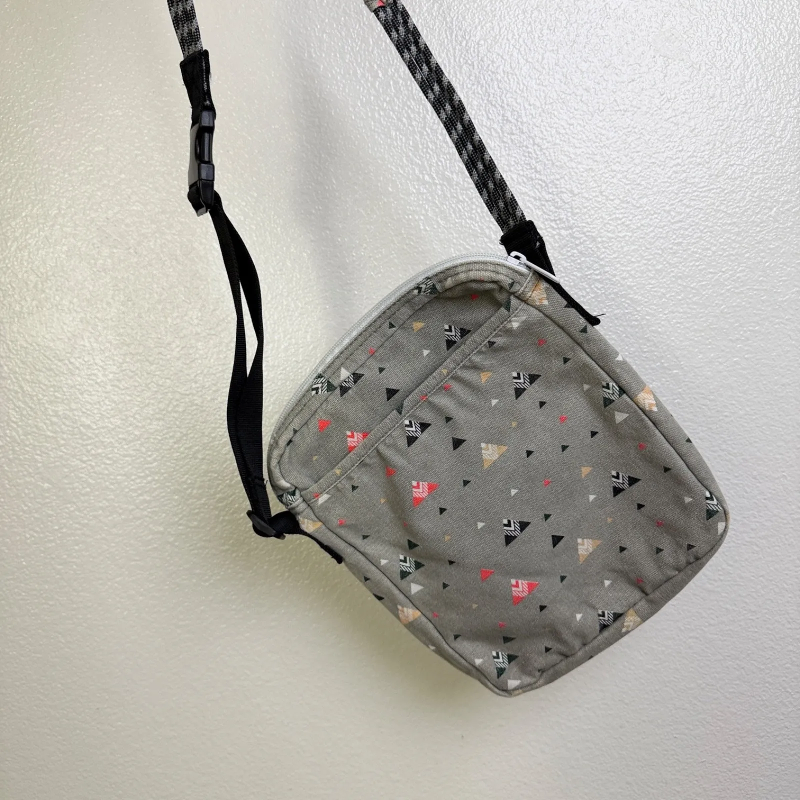 Kavu Wallop Crossbody Bag Purse Grey Multi Canvas Geometric Zip Pockets Rope - Image 2