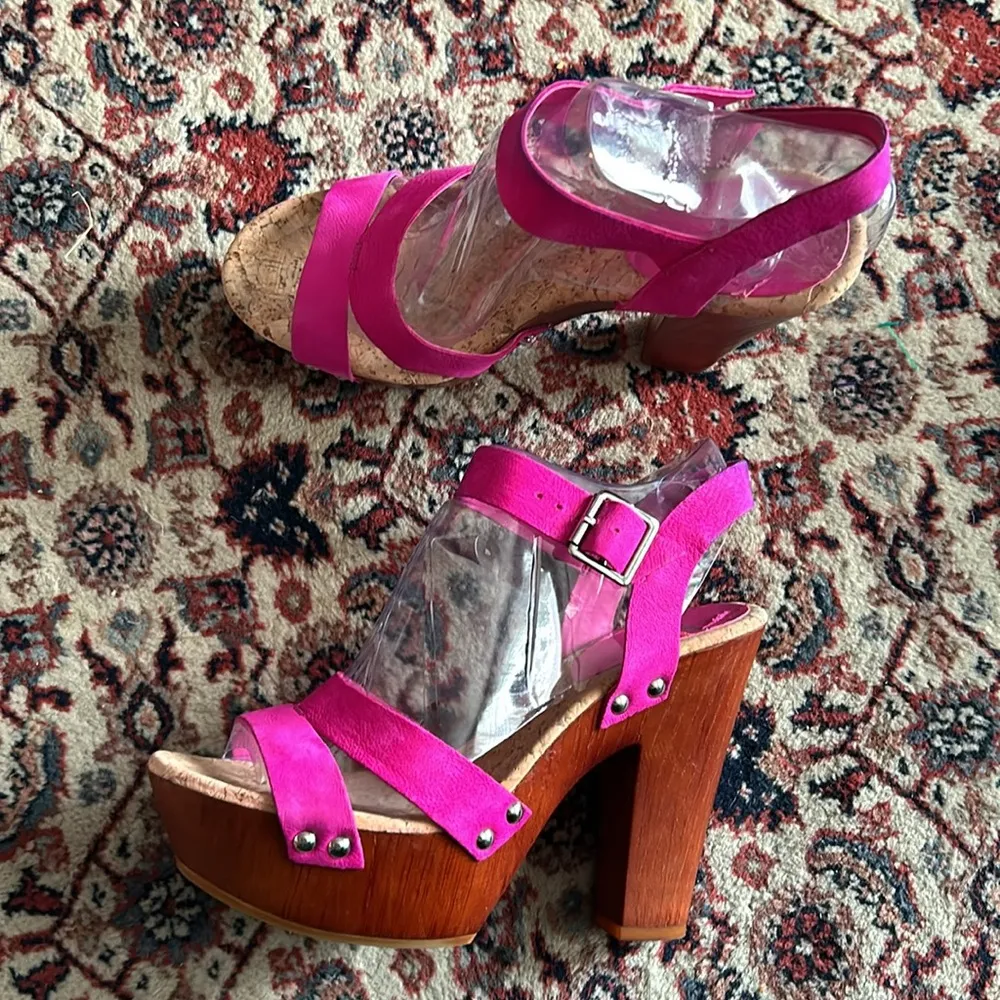 Gianni Bini Fuschia Flame Retro Glam Wood Block Heels - Image 4