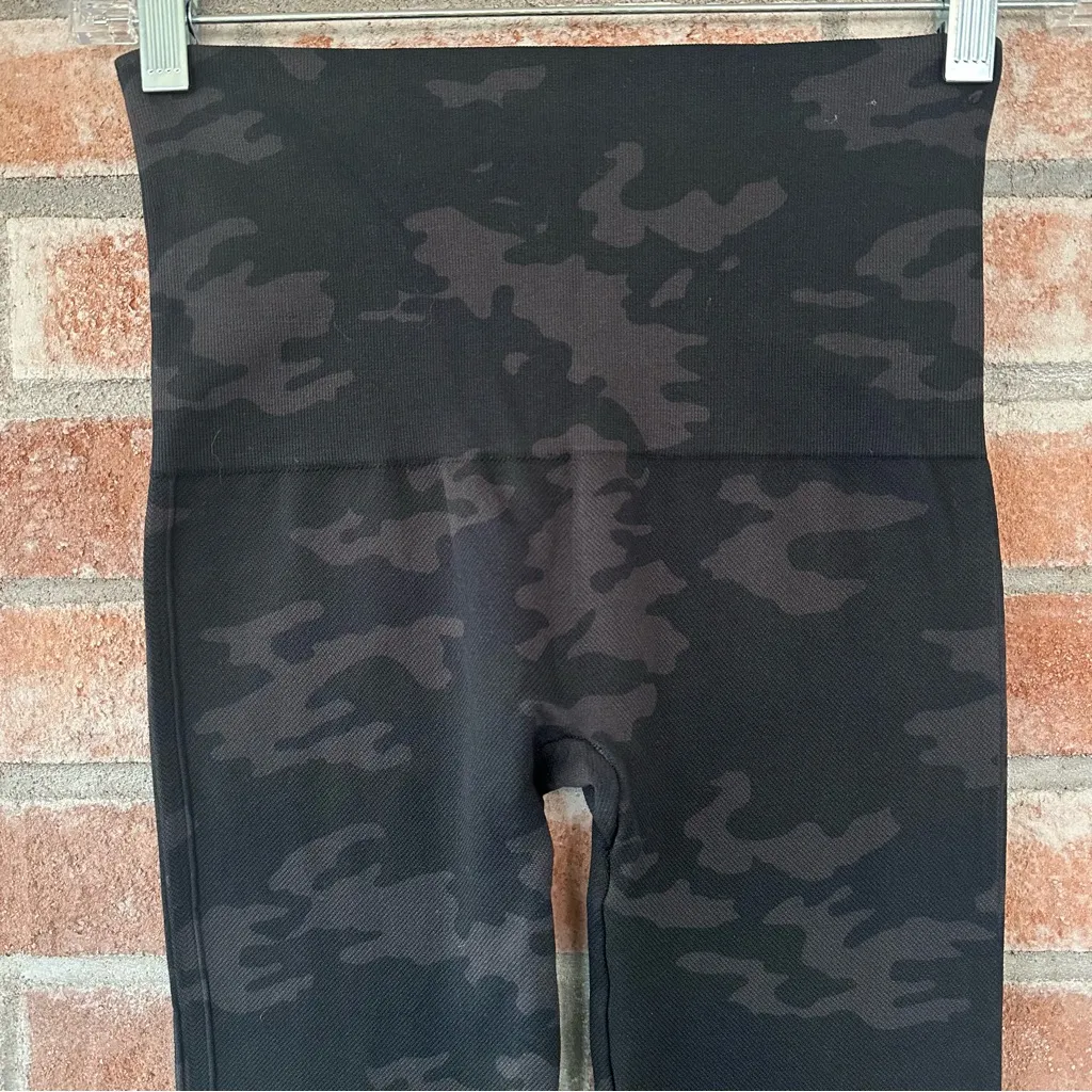 Spanx Camouflage Camo Cropped Leggings Seamless Women’s Small Black Athletic Gym - Image 7