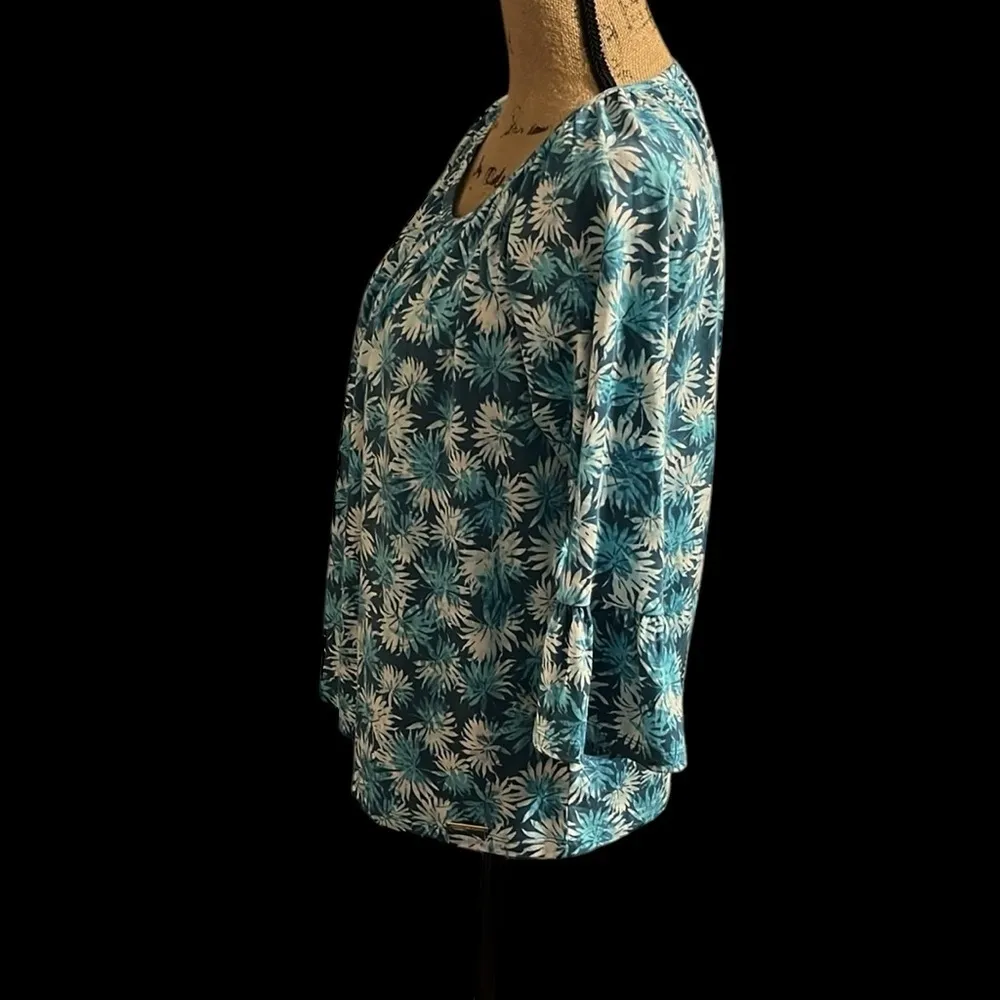 Michael Michael Kors hues of blues & white leaf print tee - like new, size Med. - Image 4
