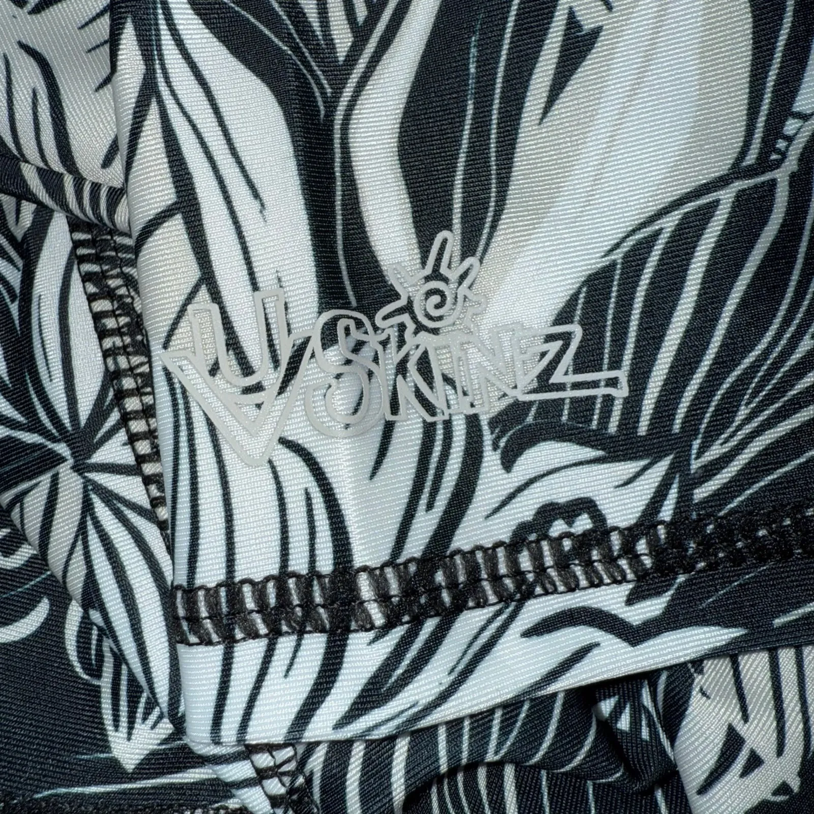 UV SKINZ UPF 50+ Sunwear Top Black White Leaf Floral 3/4 Sleeve Rash Guard EUC M Size M - Image 5