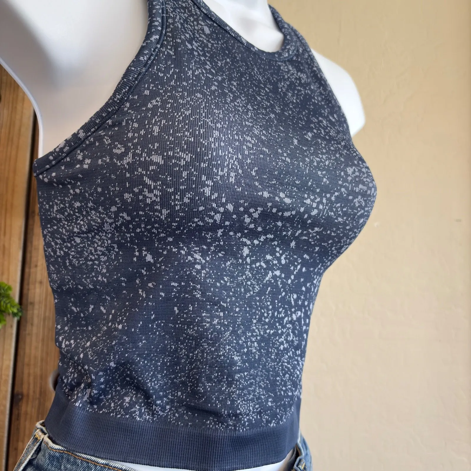 Lululemon Ebb to Street Cropped Racerback Tank Top Size 2 Speckled Blue Gym Yoga - Image 2