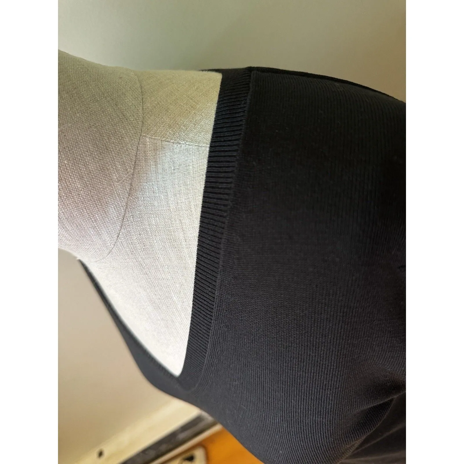 Banana Republic Stretch Women's Long Sleeve V-neck Silk Blend Sweater Black S - Image 11