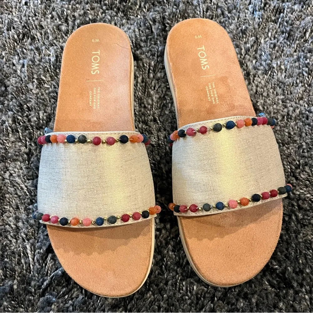 🌹TOMS PARADISE GOLD SHIMMER AND POM POM SANDALS SIZE 9🌹 - Image 2