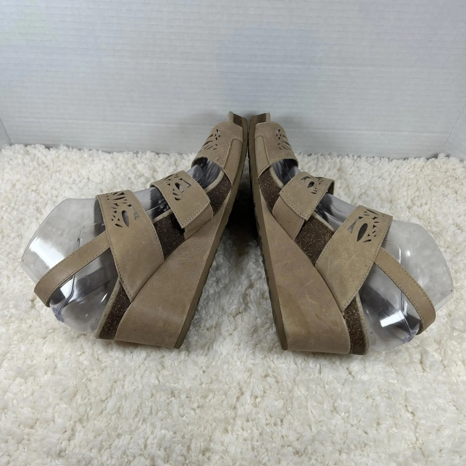 AETREX Laser cut Leather Womens Hook & Loop Toe Sandals Shoe Size 8.5 - Image 2