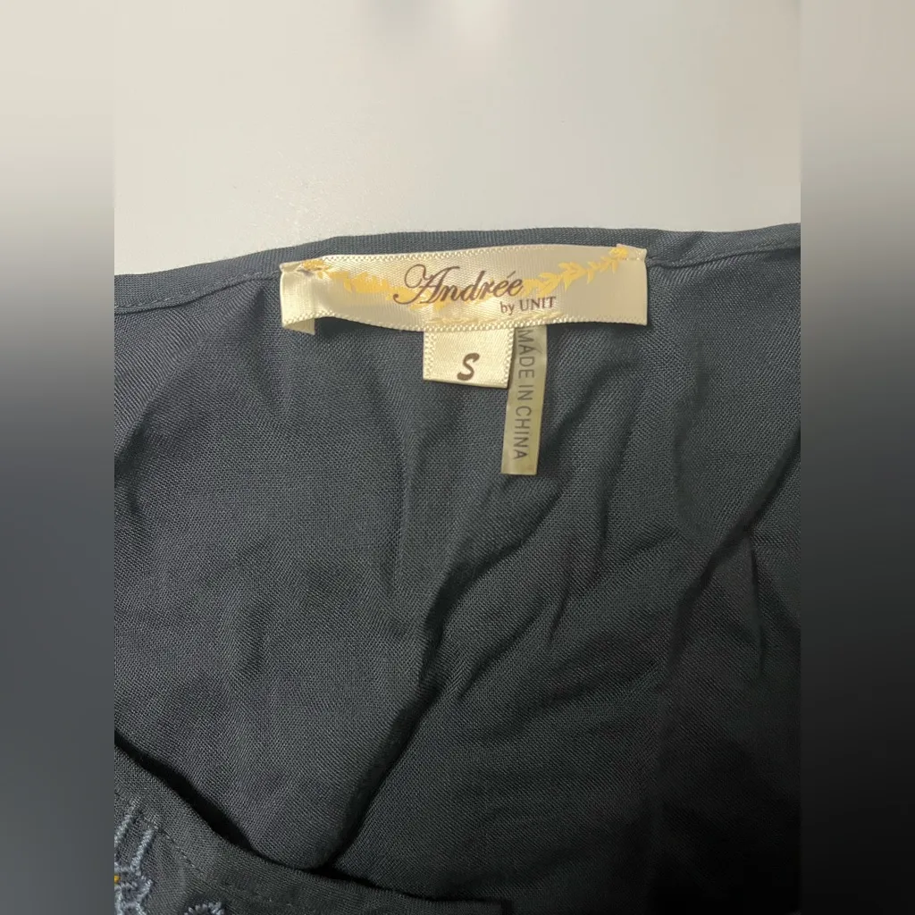 Andree By Unit Women’s Floral Embroidered Top Size Small - Image 3