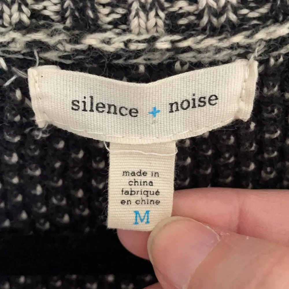 UO Silence + Noise Fishnet Cropped Sweater Medium - Image 5