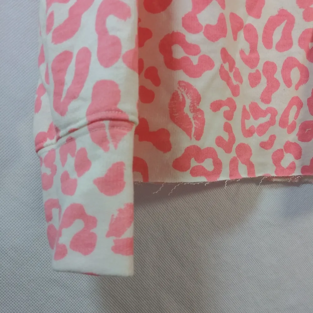 Grayson Threads Women's Pink Leopard Lips Printed Sleepwear Top Small - Image 2