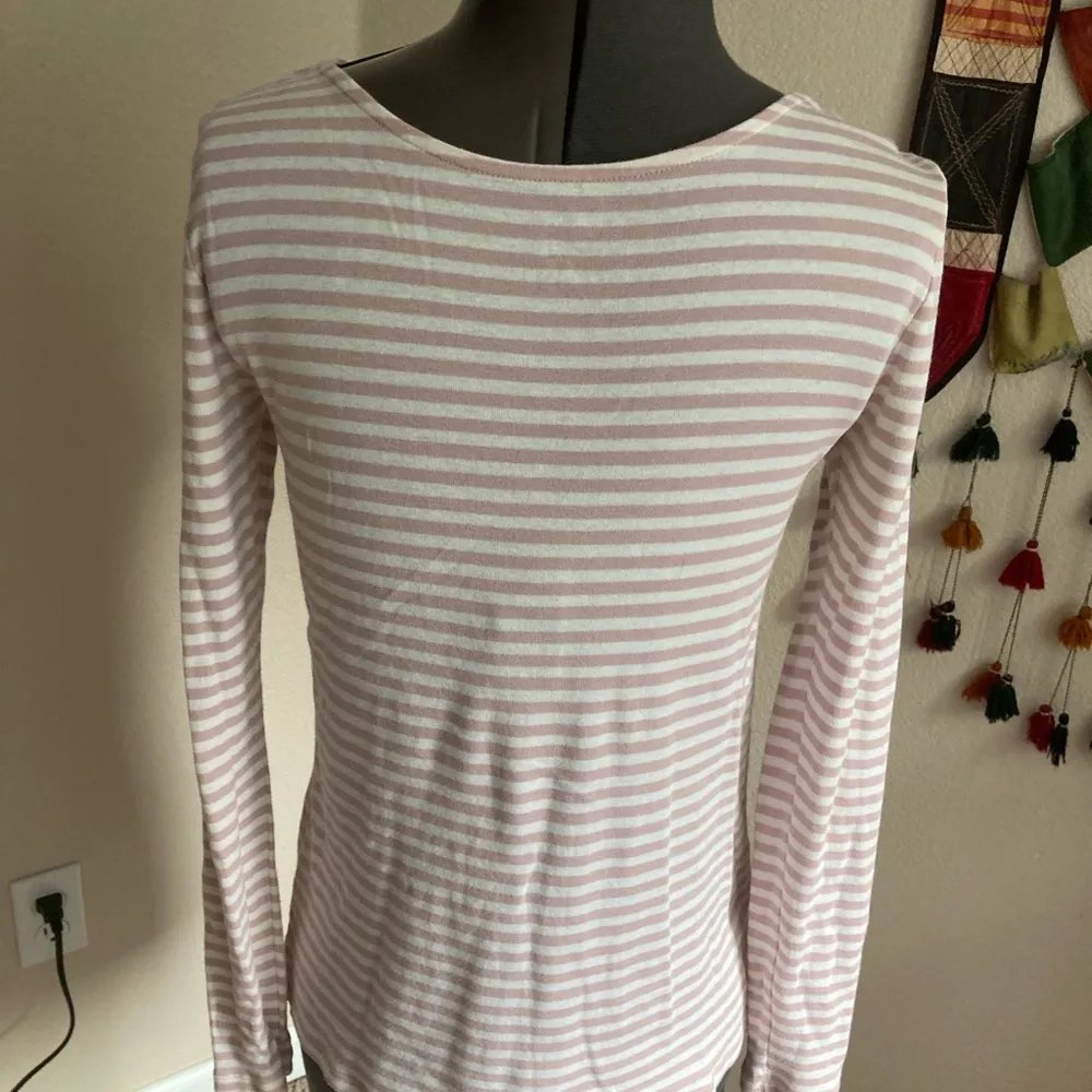 Gap Women’s So Soft Ling Sleeve Tee size M - Image 3