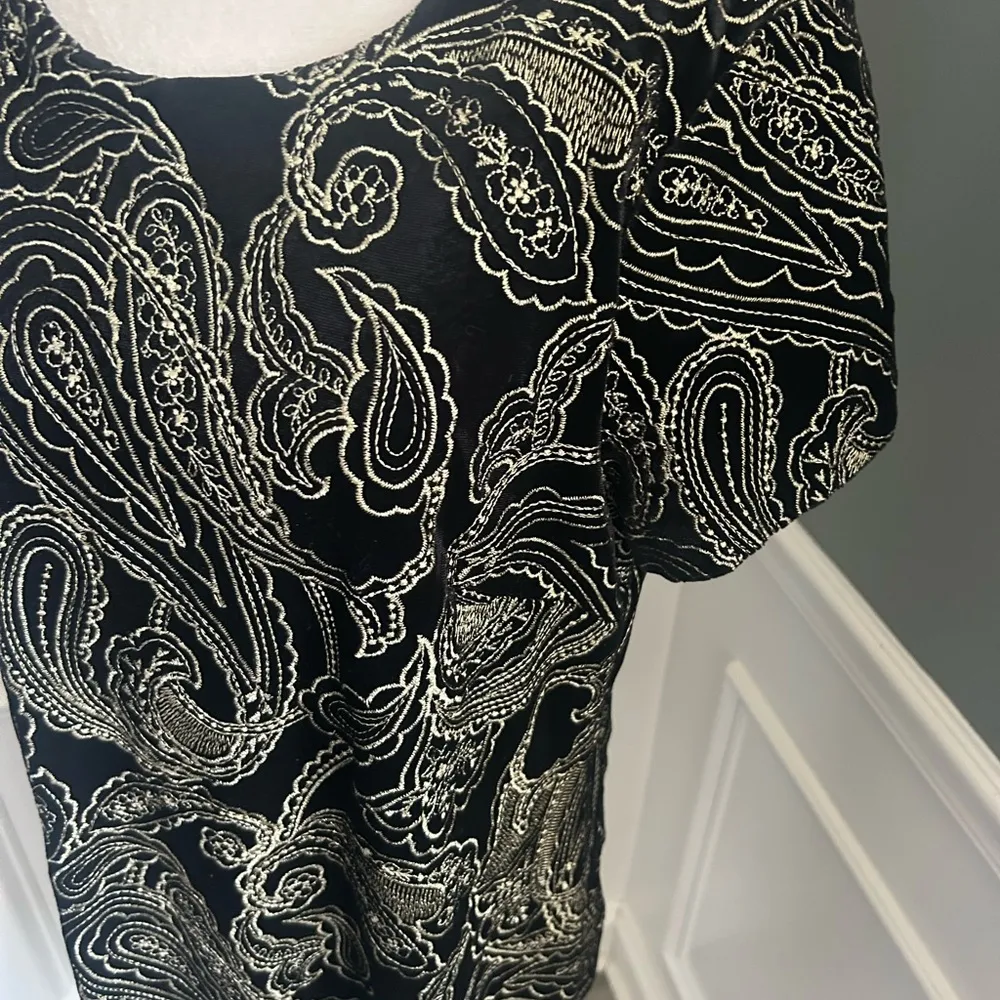 Calvin Klein short sleeve black/gold embroidered velvet dress size 14 - Image 4