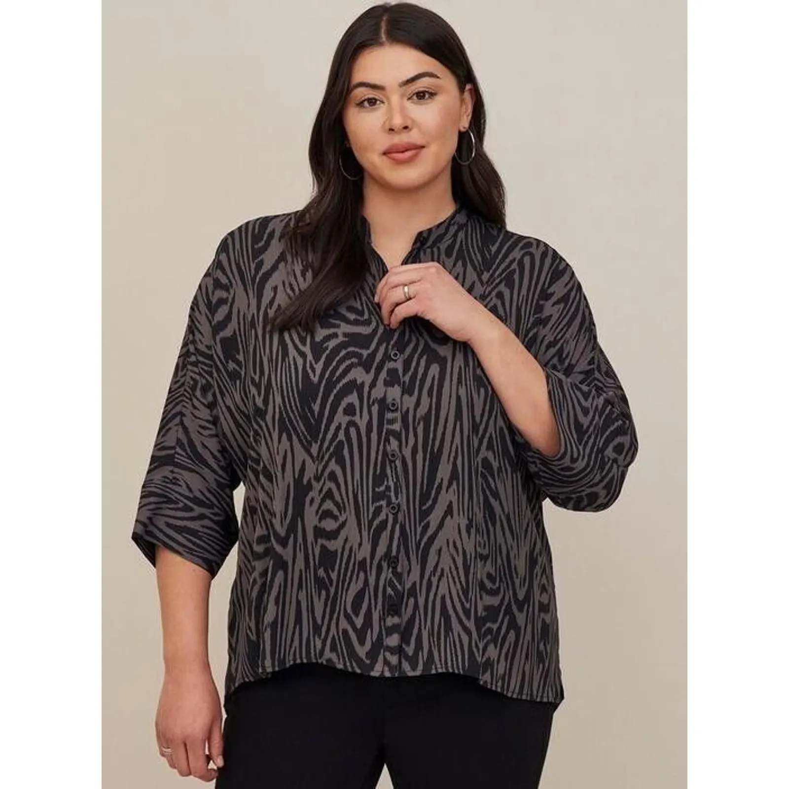 Torrid Womens Shirt Sz 00 M L 10 Deep Black‎ Gray Zebra Print Blouse Chiffon NEW - Image 3
