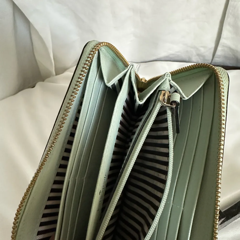 Kate Spade Light/Mint Green Full Zip Long Wallet EUC - Image 11