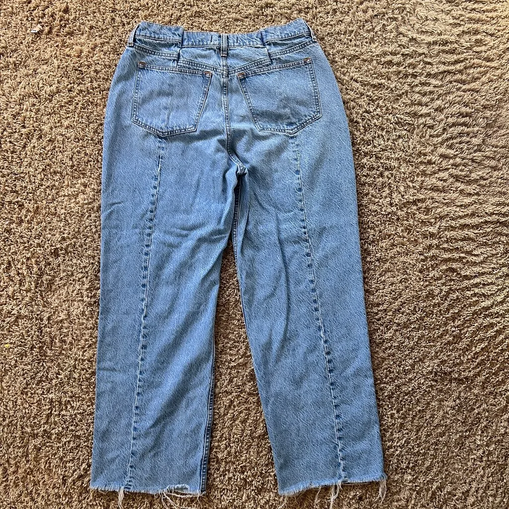 Abercrombie & Fitch Loose High Rise Jeans In Women's Size 32/14 Regular Raw Hem - Image 4