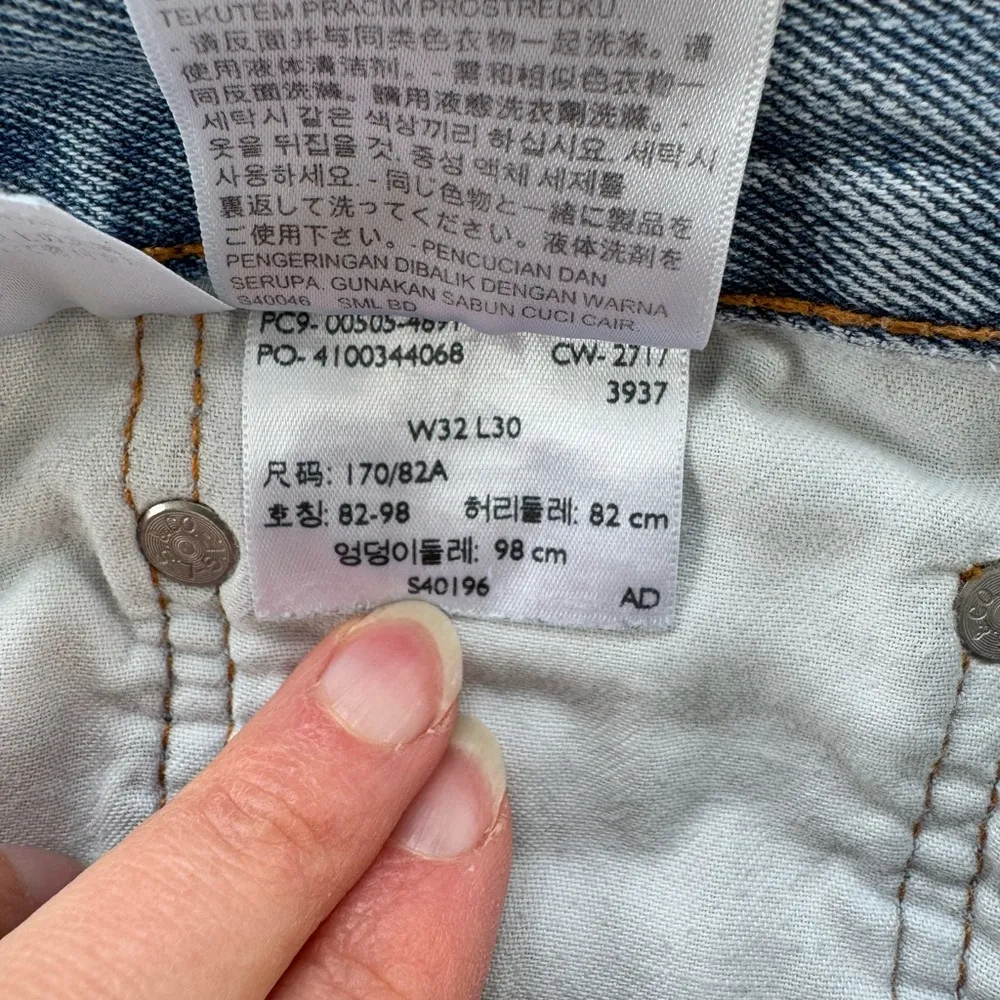 Vintage Levi’s 505 Light Wash Distressed Zip Fly Straight Leg Jeans Size 32 x 30 - Image 12