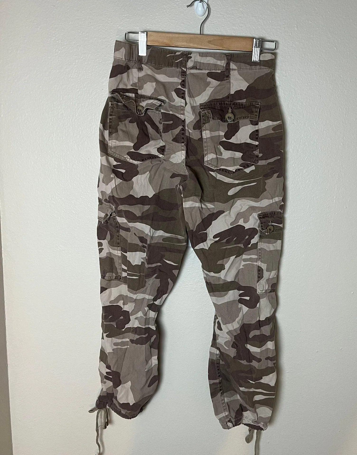 cropped camo cargo pants brown - Image 6