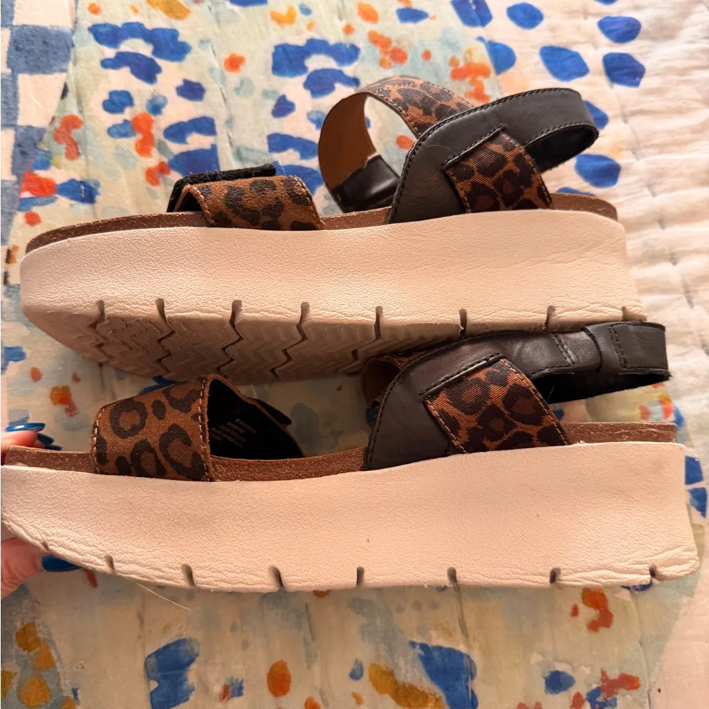 OTBT  8 Nova Leopard Print Platform Flatform Sandals GUC - Image 5