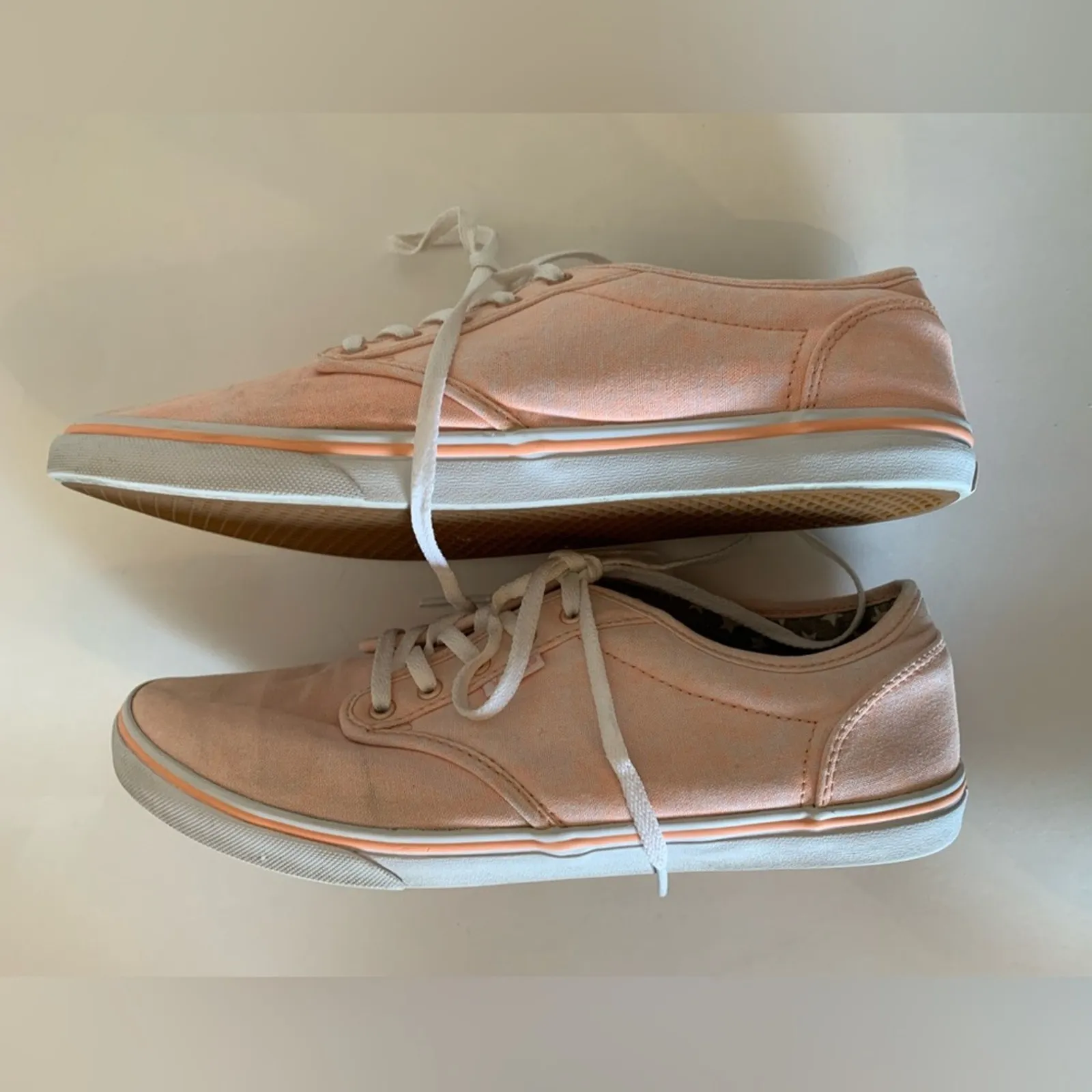 Vans lace up canvas shoes EUC size 9 women’s - Image 4