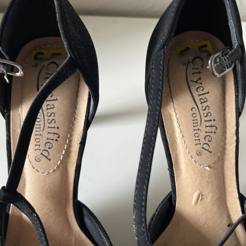 Black Pointy Heels with T Strap EUC Size 5.5 #R5 - Image 3