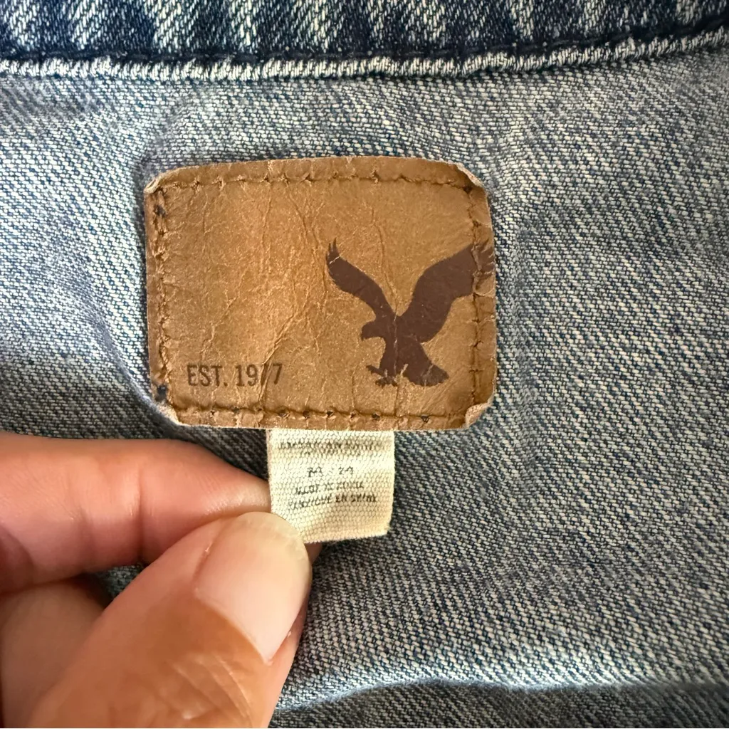 American Eagle  Women’s Size M Medium Denim Jean Jacket Cropped Distressed Cotton - Image 5