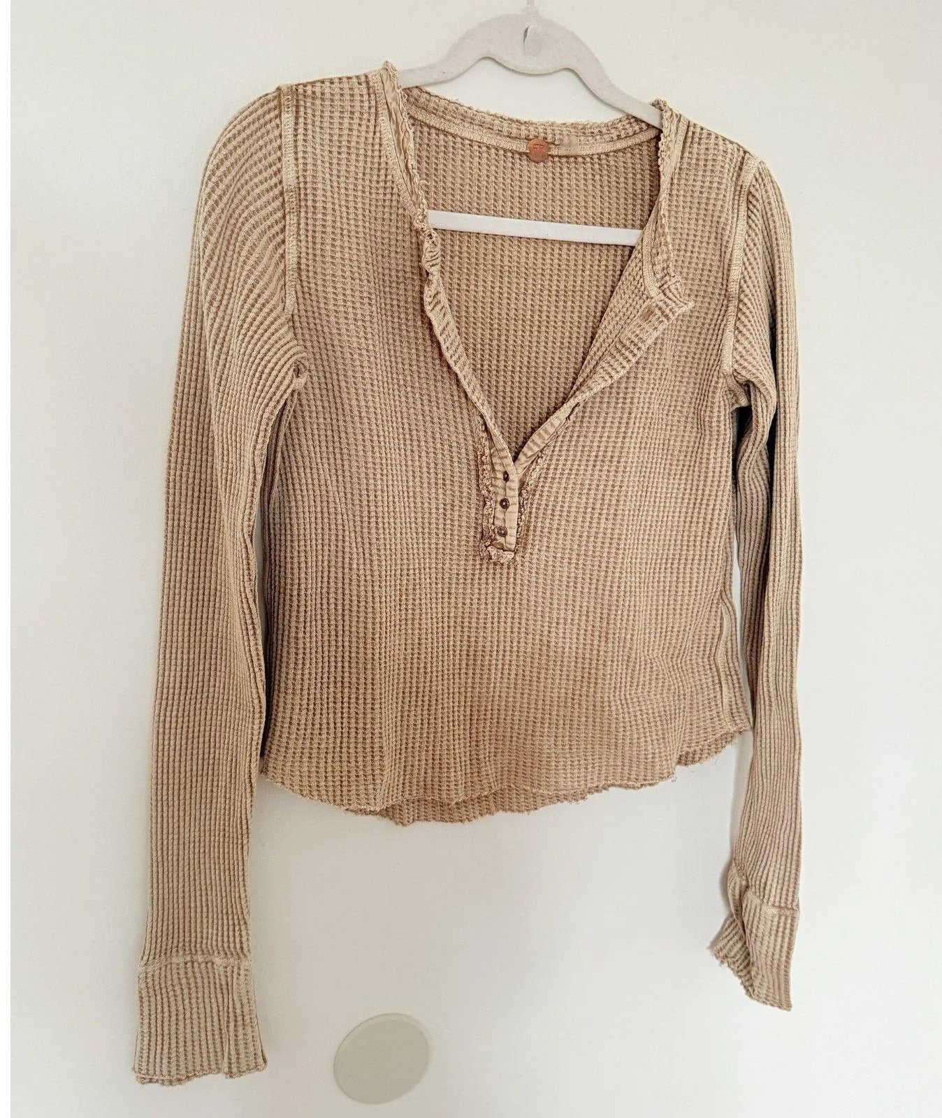 Free People Dolphin Cold Waffle Knit Raw Hem Split Neck Cotton Henley Top Sz XS - Image 4