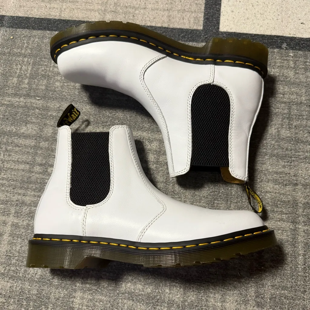 Doc Marten 2976 Smooth Leather Chelsea Boots - Image 4