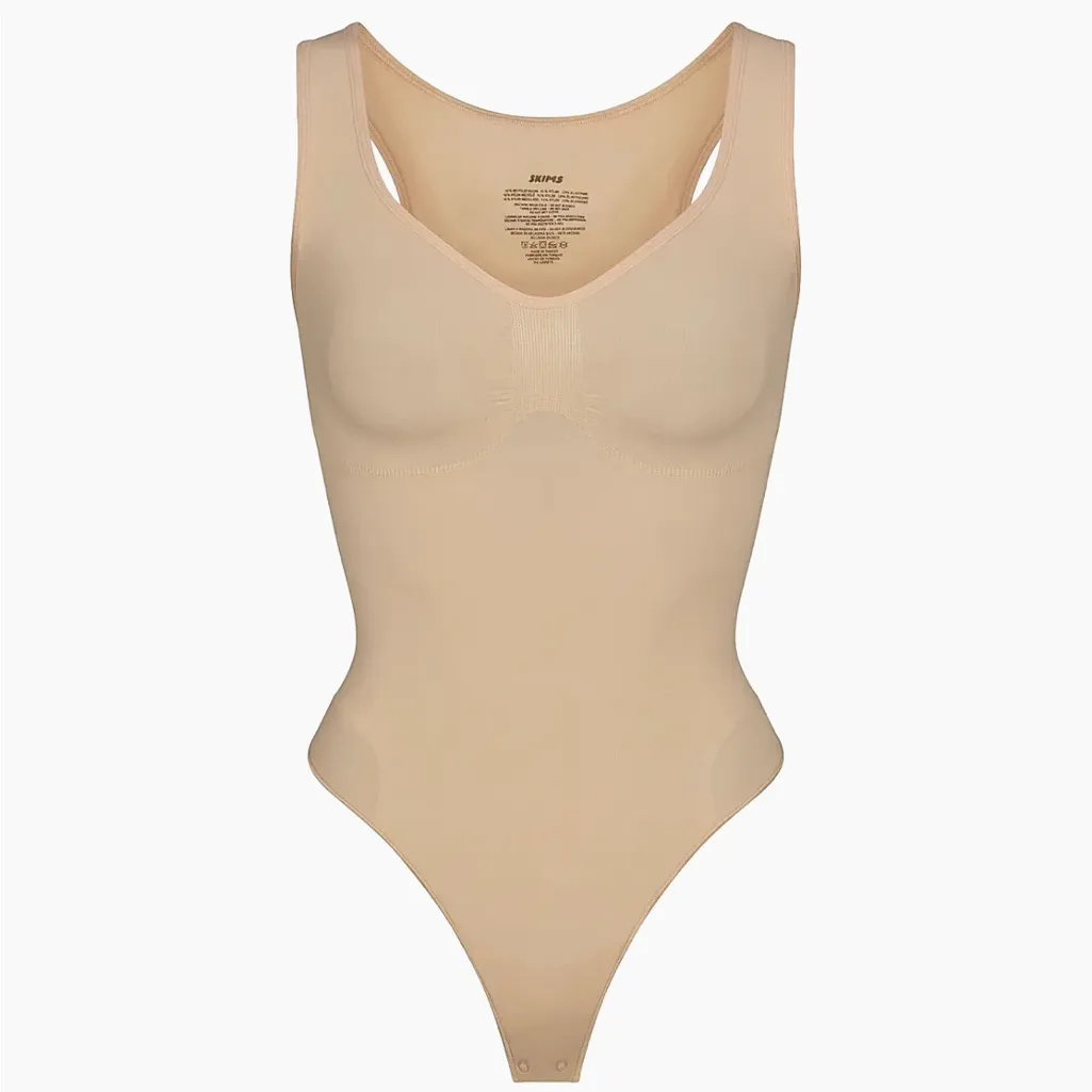 NEW SKIMS
Seamless Sculpt Scoopneck Thong Bodysuit in Clay Size Small - Image 2