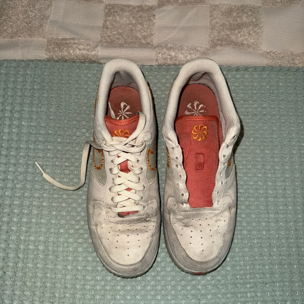 Nike Women's Air Force 1 07 Low Leather Synthetic - Image 2