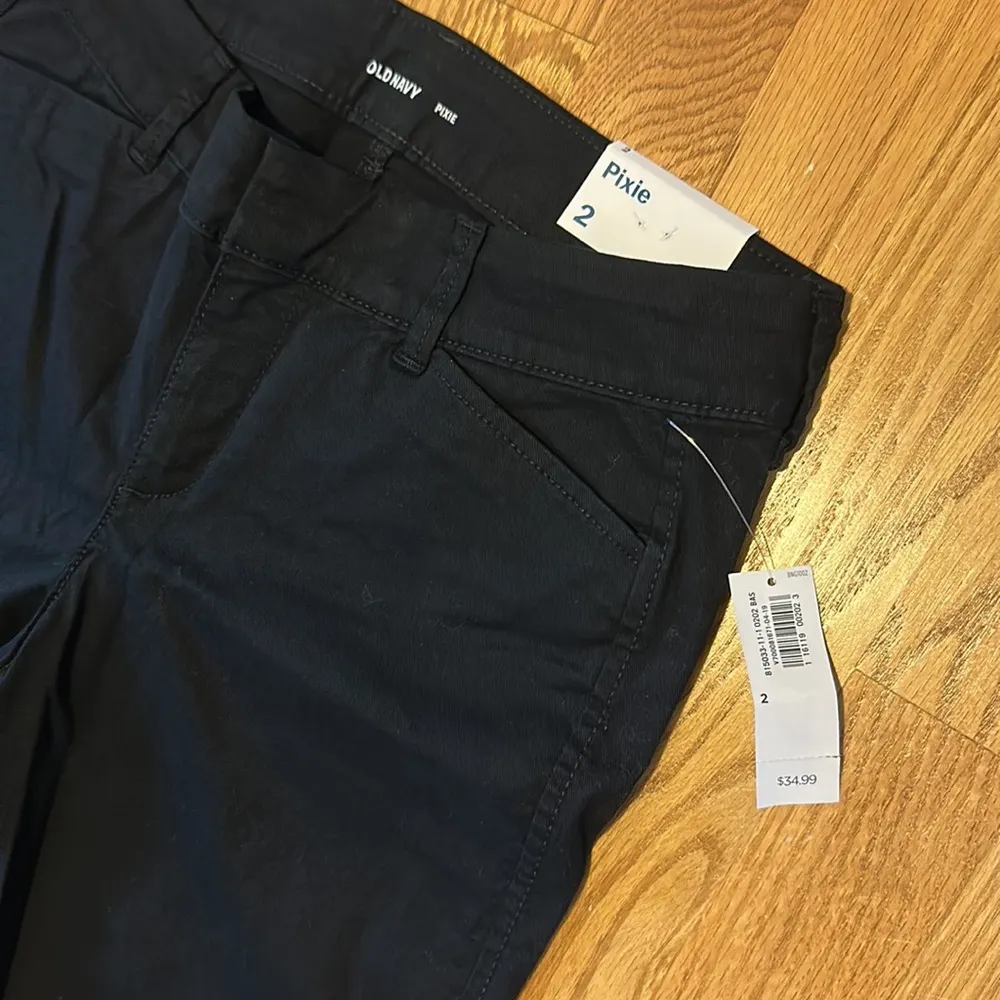 Old Navy  Black Pixie Pants - Image 3