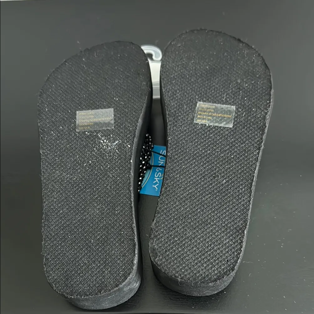 NWT Women's Black and White Flip Flops Sz 5/6 - Image 5