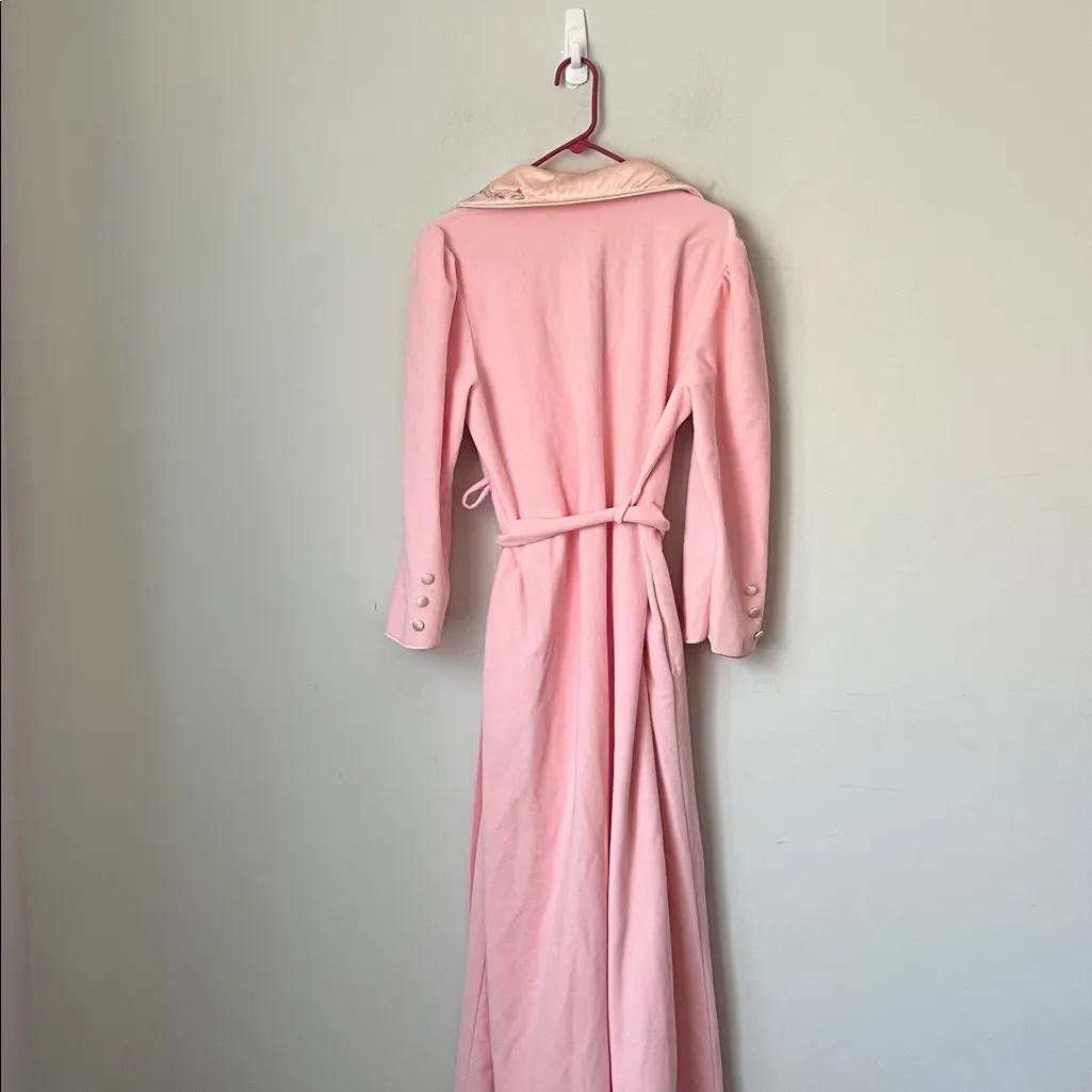 Vintage 70s Vanity Fair Women’s Coquette Girl Embroidered Pink Robe Sz Med 🔴 - Image 6