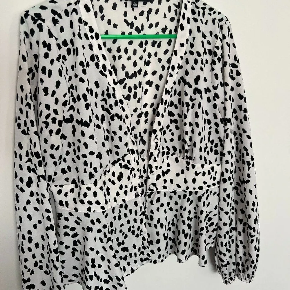 Lulu's Amberlynn White Leopard print button up Top size L - Image 6