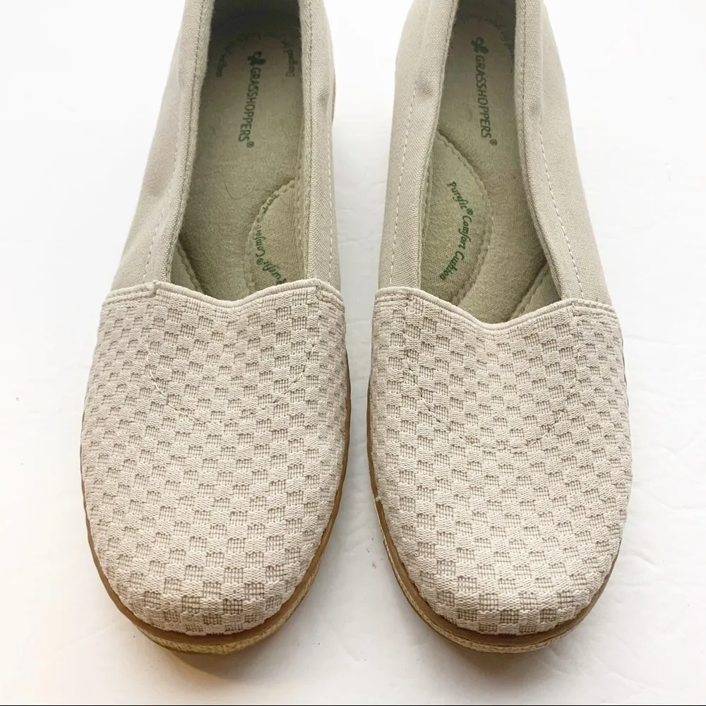 Grasshoppers Size 7 Tan Wedged Slip On Shoe - Image 3