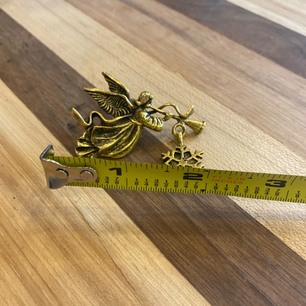 Vintage Camco Angel Blowing Horn With Snowflake Winter Christmas Gold Tone Pin - Image 3