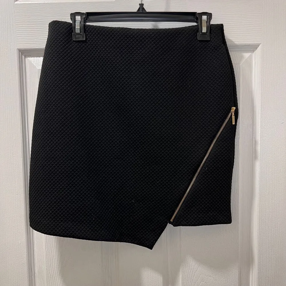 Modern Black Textured Mini Skirt wAsymmetric Zipper Detail - Elegant Office Wear - Image 6