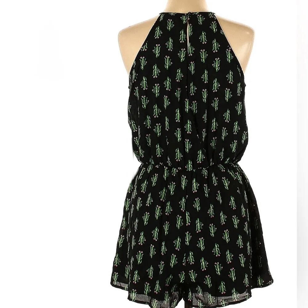 Cactus print romper with pockets size small - Image 3