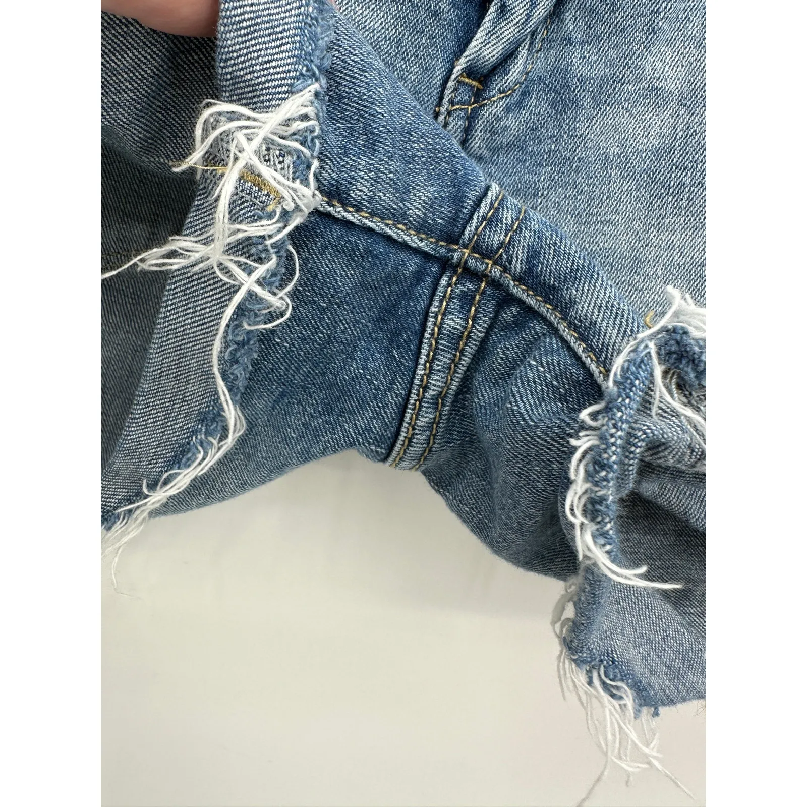 BlankNYC The Essex Light Wash Blue Distressed Cut - Image 5