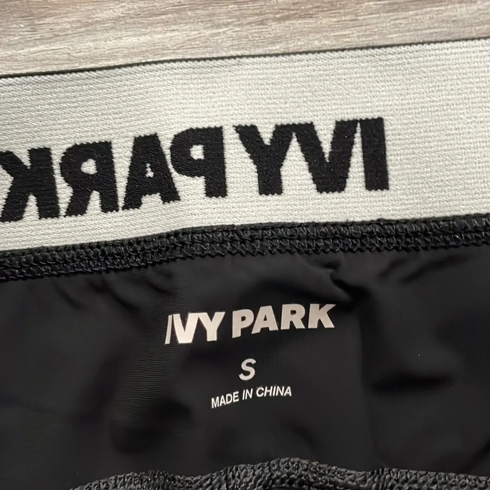 IVY PARK Grey I Logo Capri Leggings in Heather Gray elastic waistband Logo - Image 5