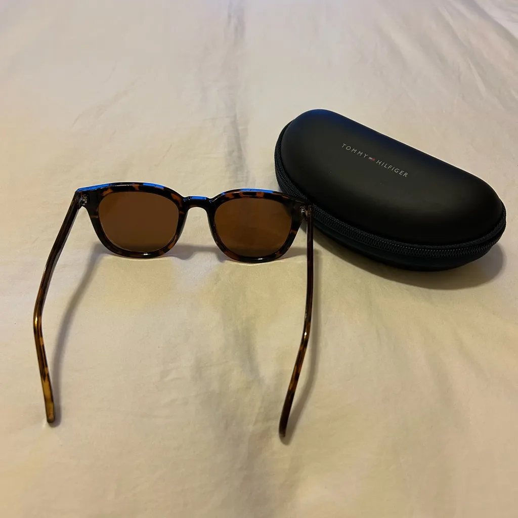 Tommy Hilfiger  Brown tortoise Sunglasses with Black Case - Image 2