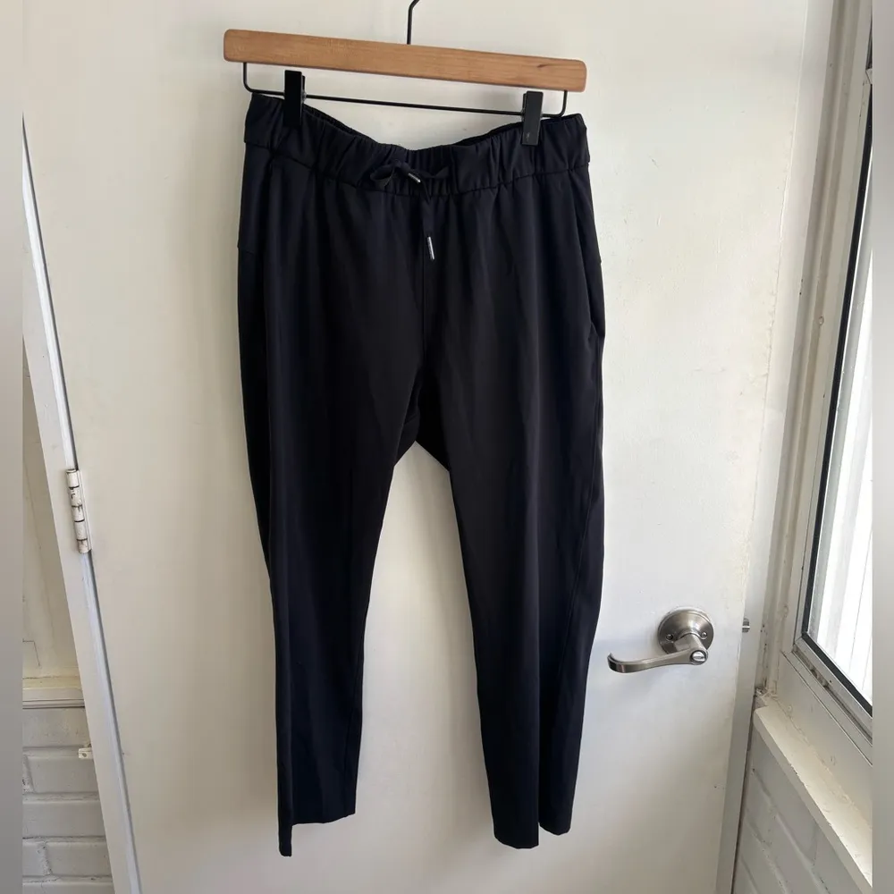 Lululemon‎ On The Fly Crop 23” black Pants 6 athleisure yoga workout streetwear - Image 3