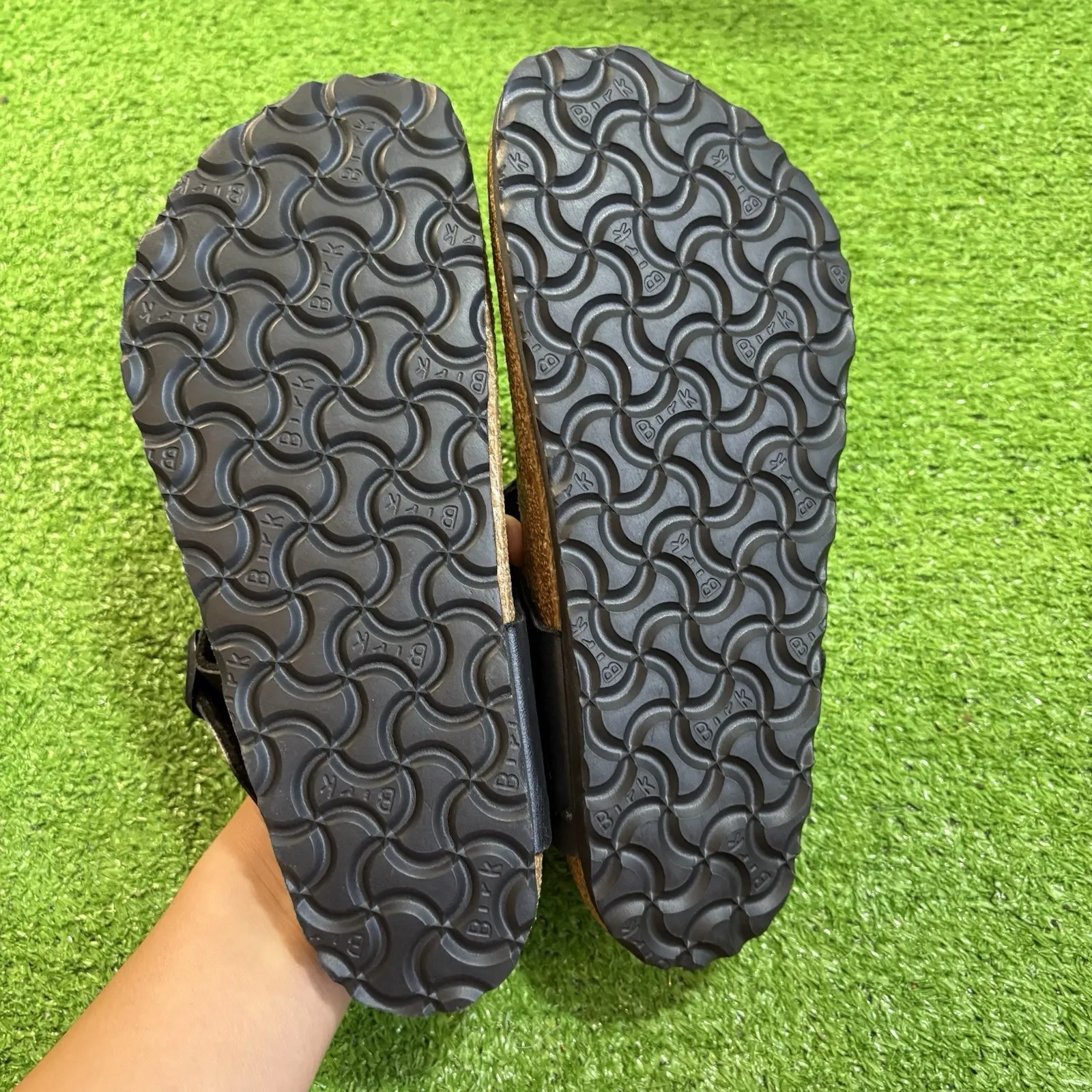 Birkenstock‎ Women 37- 6.5 Gizeh Patent Leather Black Strap Sandal Buckle NWOB - Image 3