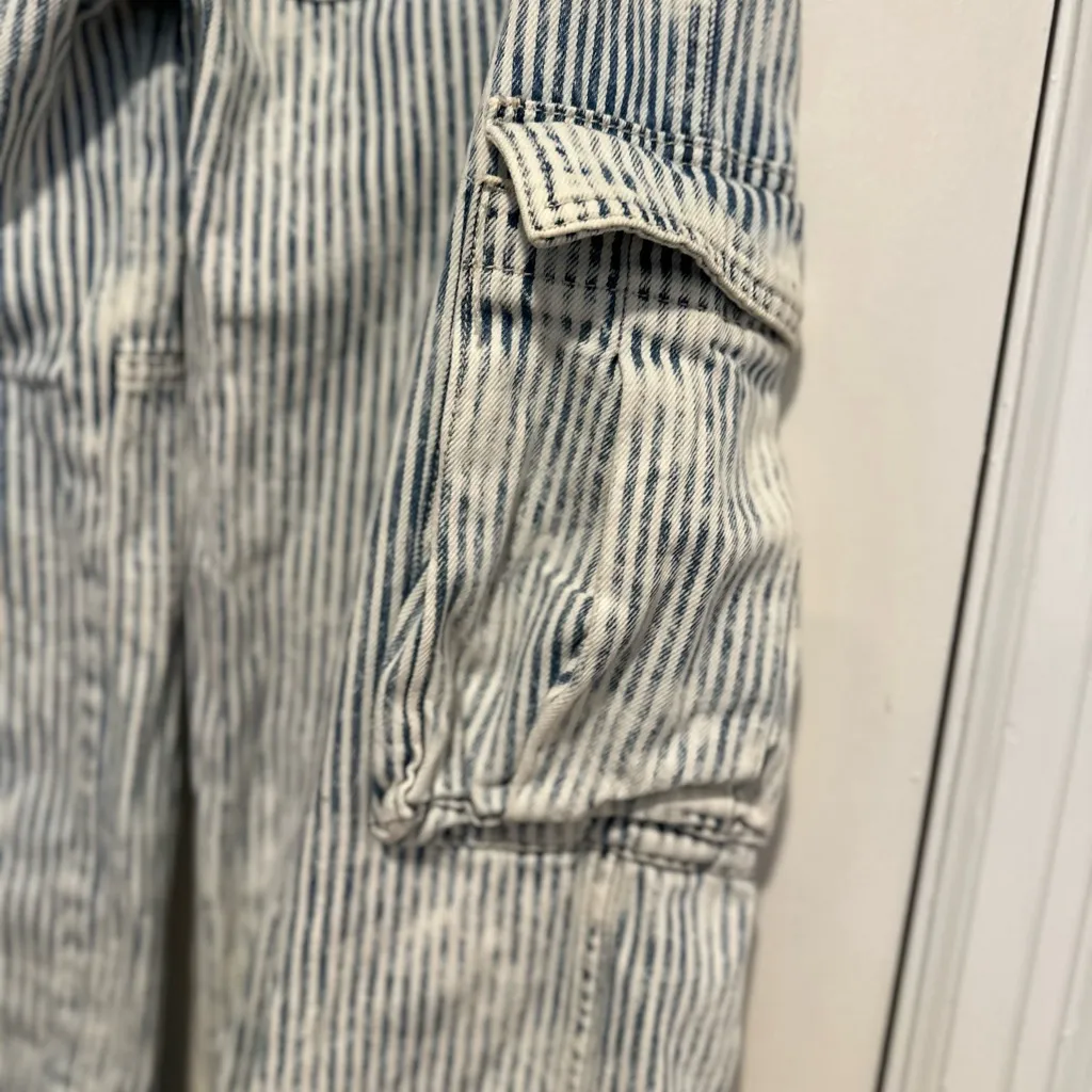 Wild Fable Sz: 0 Mid Rise Wide leg  Ultra Light Wash Pinstriped cargo Jeans. - Image 13