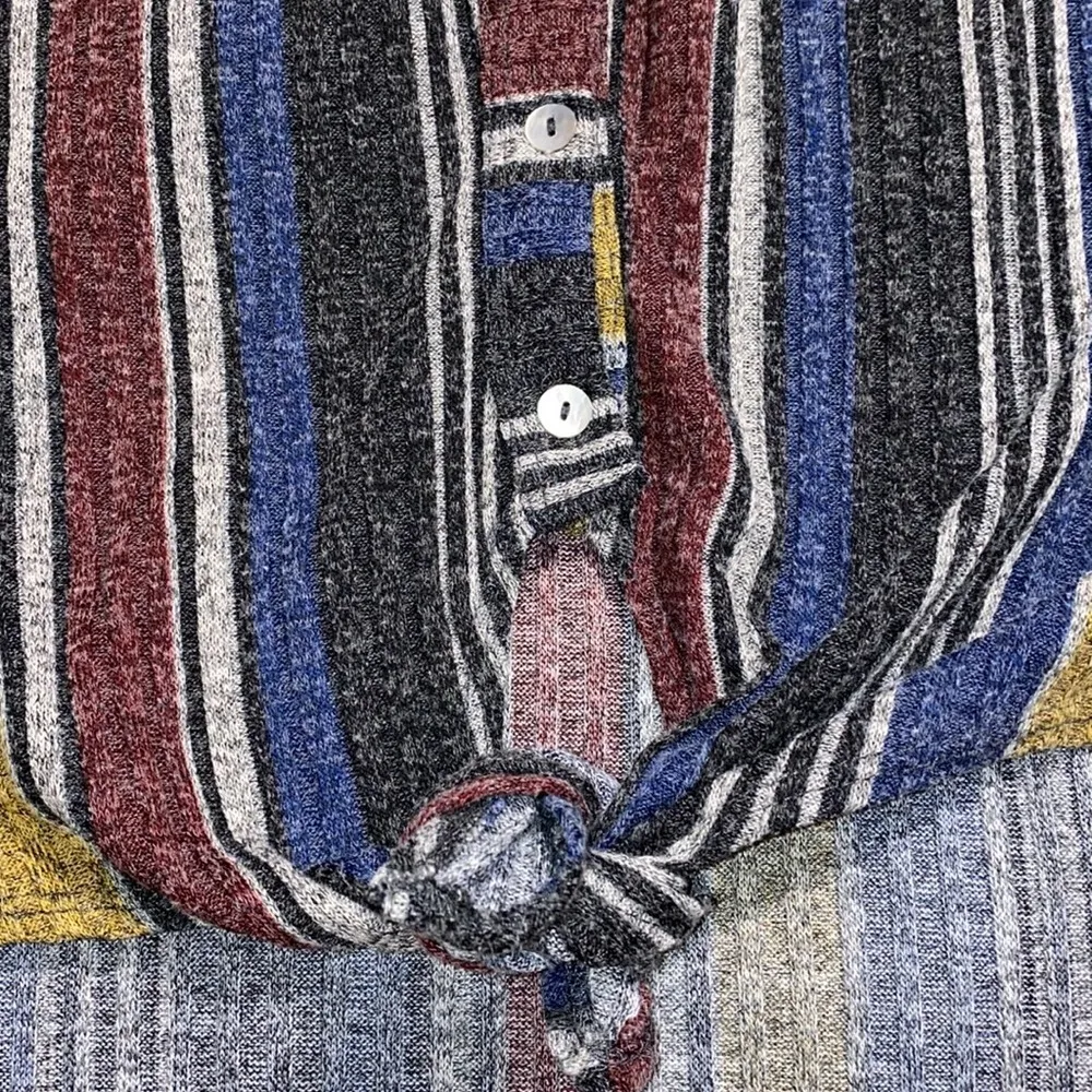 Cha cha vente medium striped hi low tie front button down ribbed blouse Black - Image 4