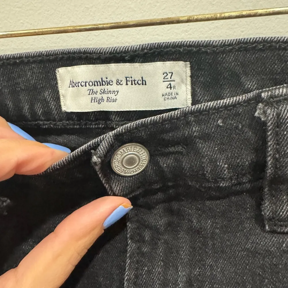 Abercrombie & Fitch Curve Love Black Skinny High Rise Split Hem Jeans Size 27 - Image 6