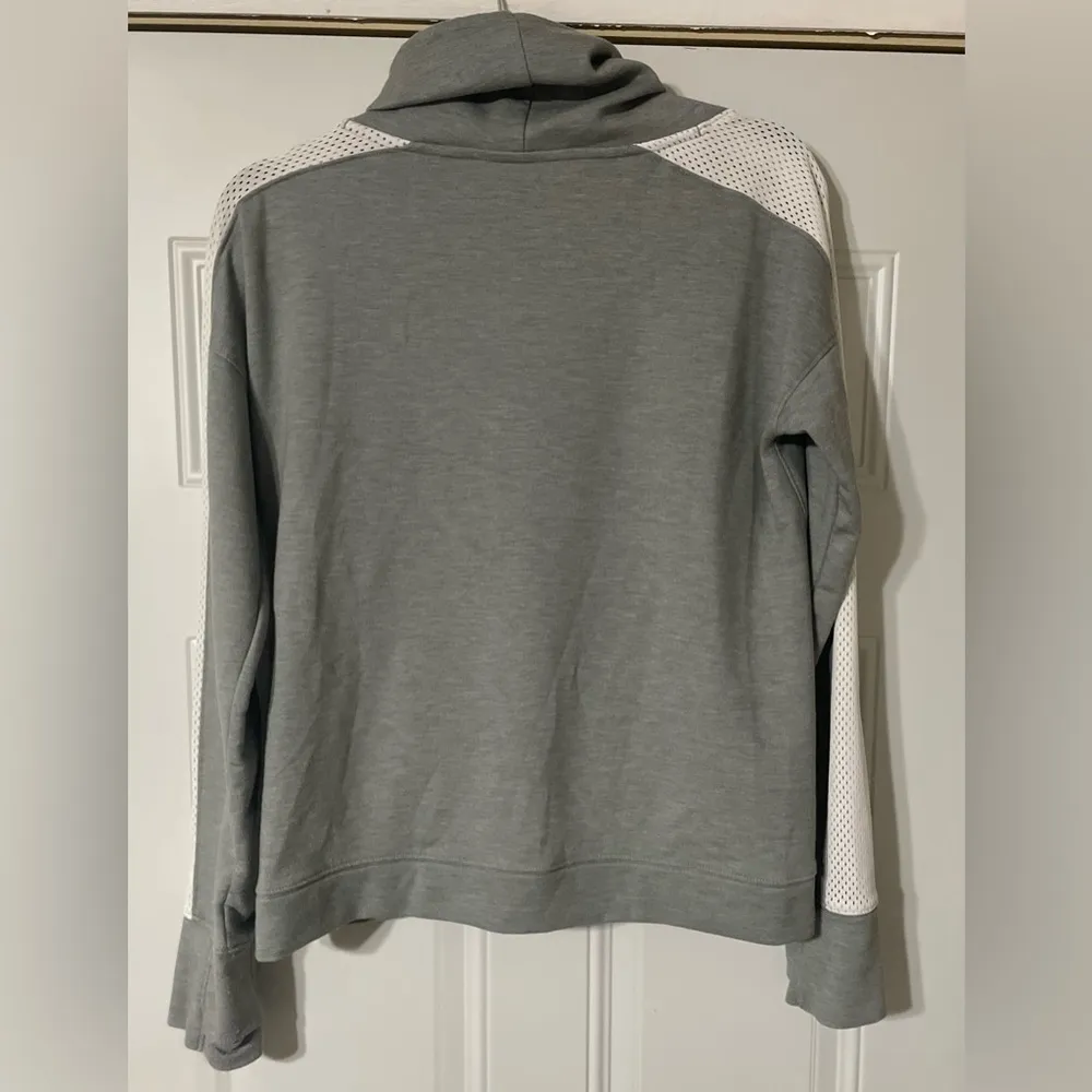Under Armour Cowl Neck Gray Cropped Hoodie Logo Athletic Athleisure Sporty Small - Image 6
